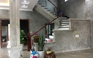 Cầu thang kính tay vịn gỗ thi công tại Thuận Thành Bắc Ninh